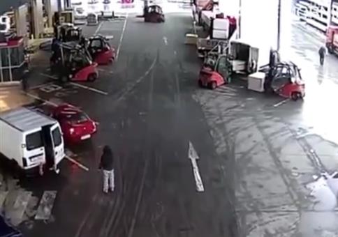 Gabelstaplerfahrer vs Räuber