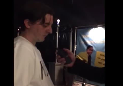 Türsteher lässt offensichtlich betrunkenen Gast pusten