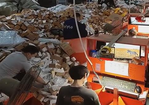 Pakete am Fließband sortieren