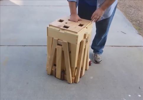 Kompakter Tisch mit ausklappbaren Stühlen