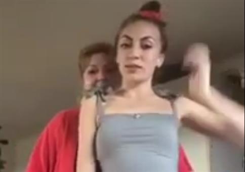 Prank: Mutter verbiegt ihrer Tochter den Hals