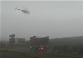 Hubschrauberpilot bei der Weihnachtsbaumernte