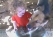 Kind und Hund beim Wasser trinken