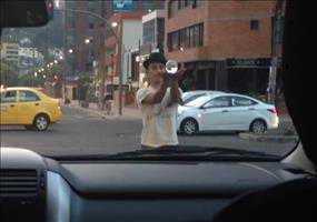 Contact Juggling an der Straßenkreuzung