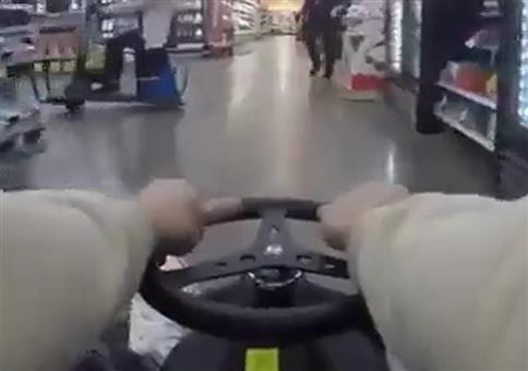 Mit dem Minikart im Supermarkt unterwegs