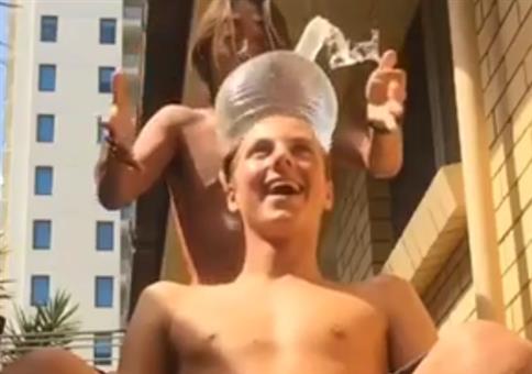 Wasserbombe auf Kopf: Damit haben sie nicht gerechnet