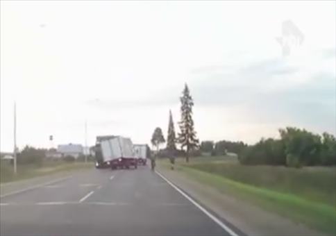 Zwei Radfahrer mit extrem viel Glück