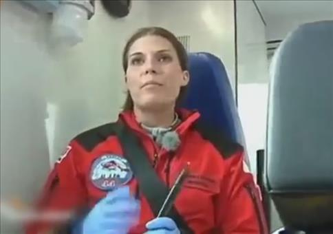 Sehr fürsorgliche Notärztin