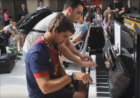 Spontanes Klavier Duett am Pariser Bahnhof