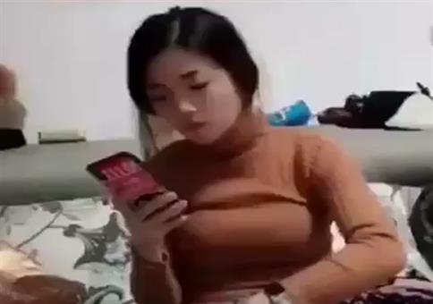 Der Freundin sanft durchs Haar streicheln