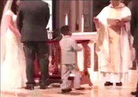 High 5 Kid in der Kirche auf einer Hochzeit