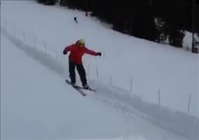 Schöner Sprung beim Skifahren - Wird von Mal zu Mal witziger