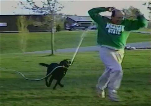 Hund verfolgt Herrchen mit Wasserschlauch