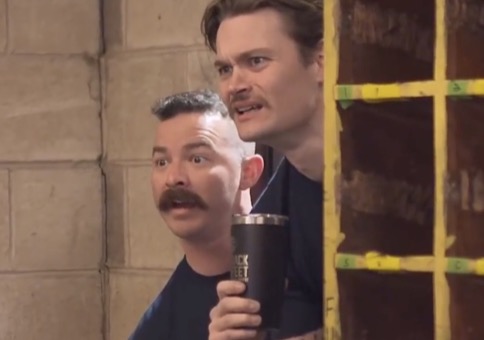 Die Feuerwehr beim Auffüllen der Gasflaschen