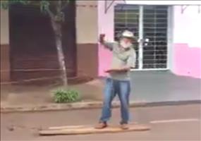 Coole Art sich mit einem Pferd fortzubewegen