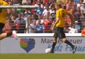 Dirk Nowitzki spielt Fußball und wird brutal niedergefoult