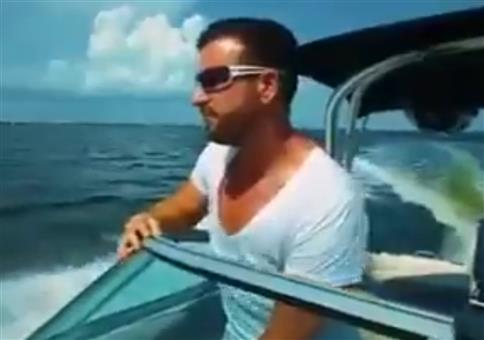 Der Wedler ist wieder mit seinem Motorboot unterwegs