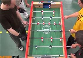 Schöner Volley beim Tischfußball