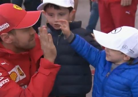 Vettel beim Mützentausch