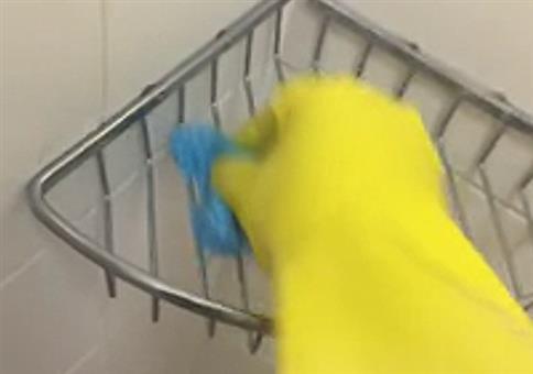 Darude beim Putzen in der Dusche 