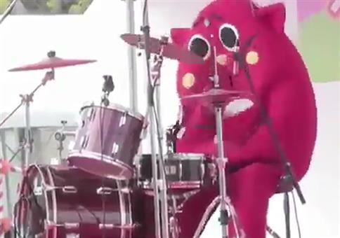 Im Kostüm am Schlagzeug völlig eskalieren