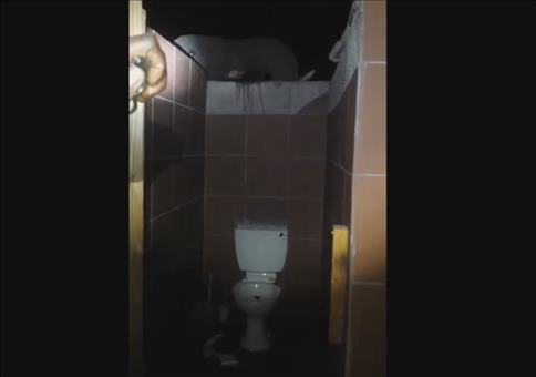 Du musst nachts auf Toilette und dann passiert plötzlich das