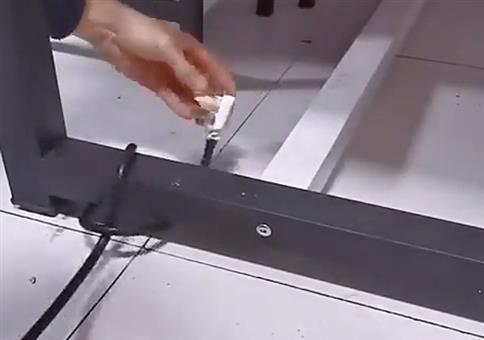 Kabel und Tisch entknoten