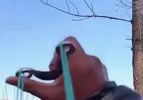 Scharfschütze mit der Zwille