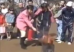 Frau beim Feuerlöscher Training