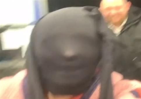 Mit Nylonstrumpfhosen zum Einkauf