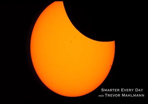 Zur Sonnenfinsternis die ISS im Vorbeiflug fotografieren