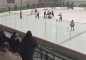 Verrückter Vater am Spielfeldrand beim Eishockey