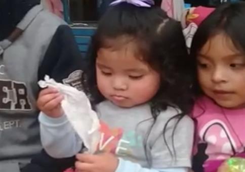 Kleines Mädchen zeigt euch einen verblüffenden Zaubetrick