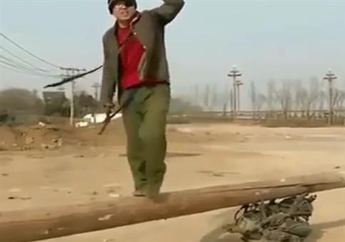 Das XXL-Baumstamm-Tandem-Moped