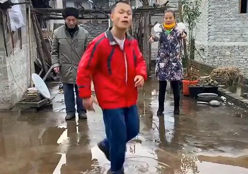 Breakdance in der Pfütze