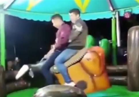 Mit dem Kumpel beim Bullriding