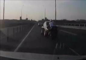 Motorradfahrer legt bei Unfall artistische Meisterleistung hin