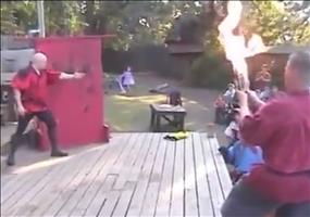 Brennendes Messer mit der Hand fangen