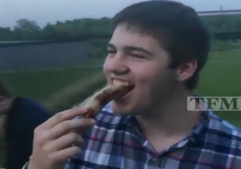 Die Grillwurst im Ganzen schlucken