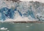 Da bricht ein Stück von einem Gletscher ab