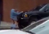 Mann hat Sex mit Auto