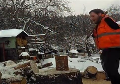 Holz hacken ohne Arme