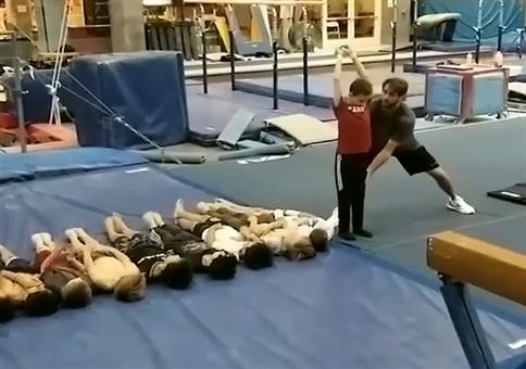 Neue olympische Sportart: Kinderweitwurf