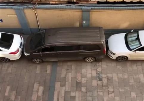 Mit sehr viel Geduld und Geschick ausgeparkt