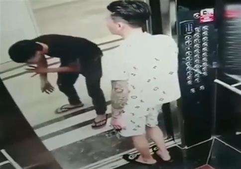 Profis transportieren Glasscheibe im Fahrstuhl