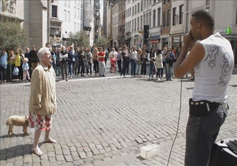 Oma geht ab zu Beatboxer
