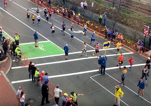Straßenüberquerung beim Marathon