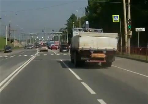 LKW hat ein kleines Problem mit seiner Hinterachse