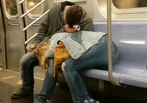 Pärchen pennt ihn Bahn