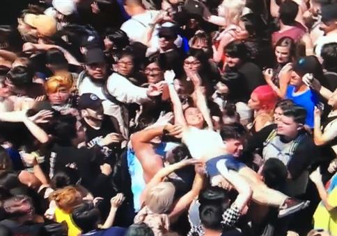 Kleiner Schubser beim Crowdsurfing